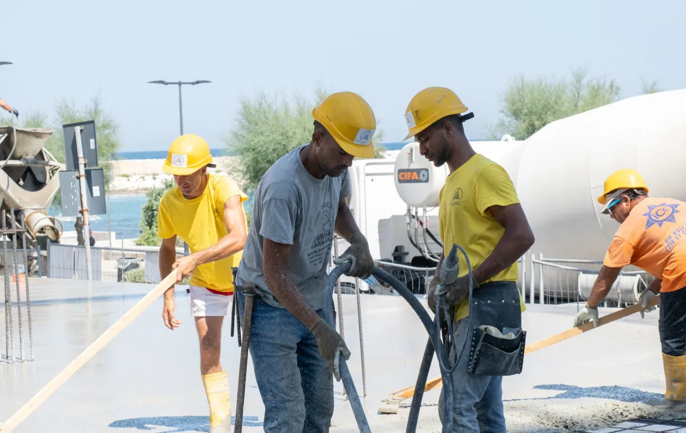 Squadra al lavoro in cantiere