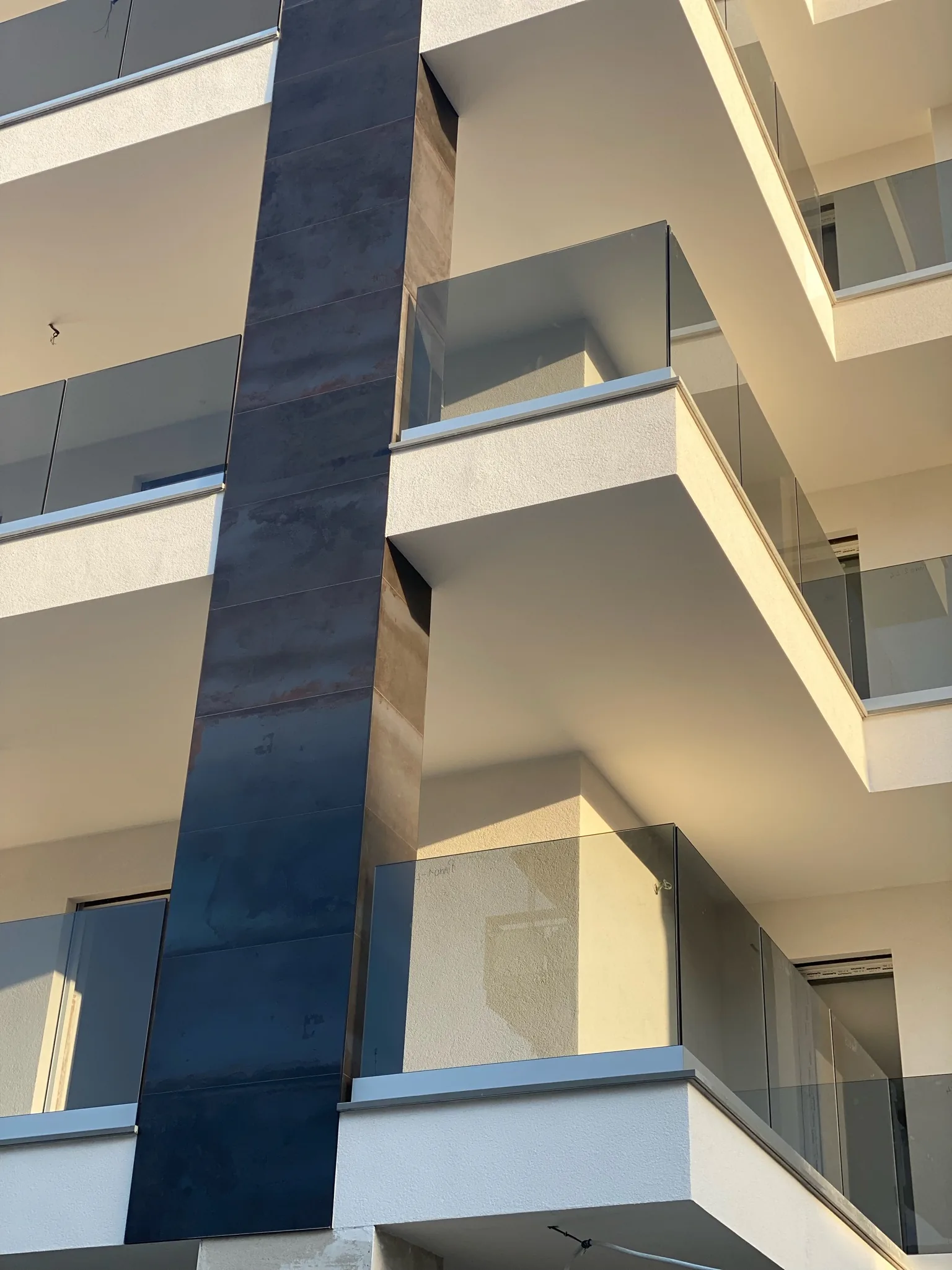 Tyrrena 5 — dettaglio dei balconi