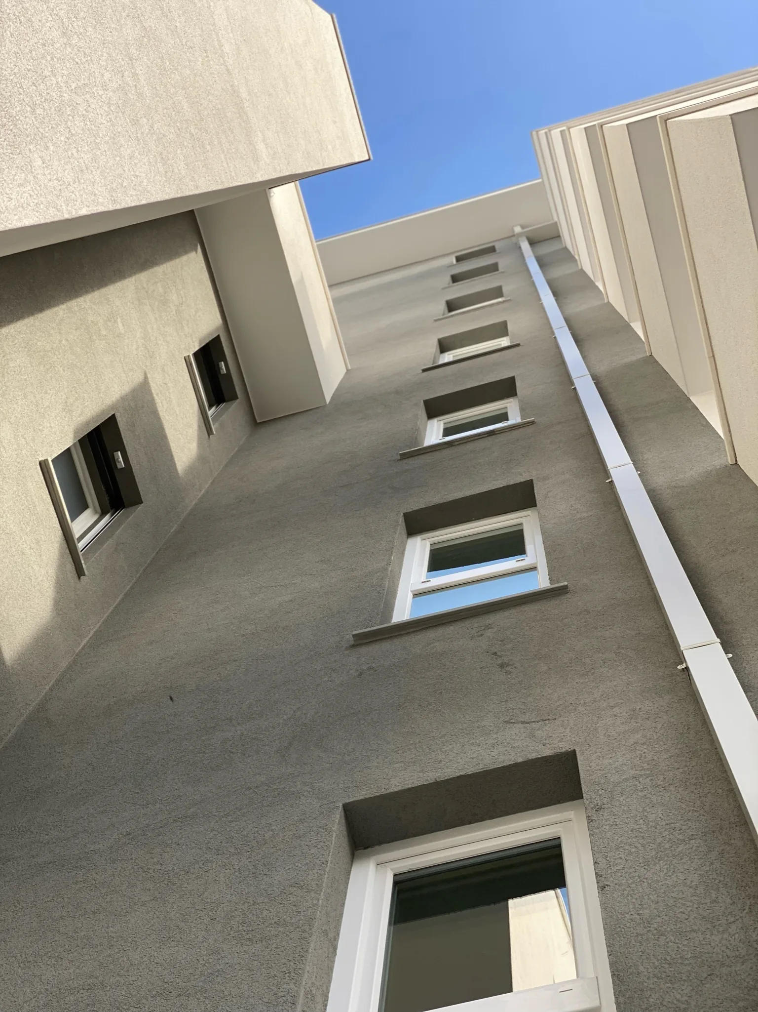 Tyrrena 5 — scorcio dal basso