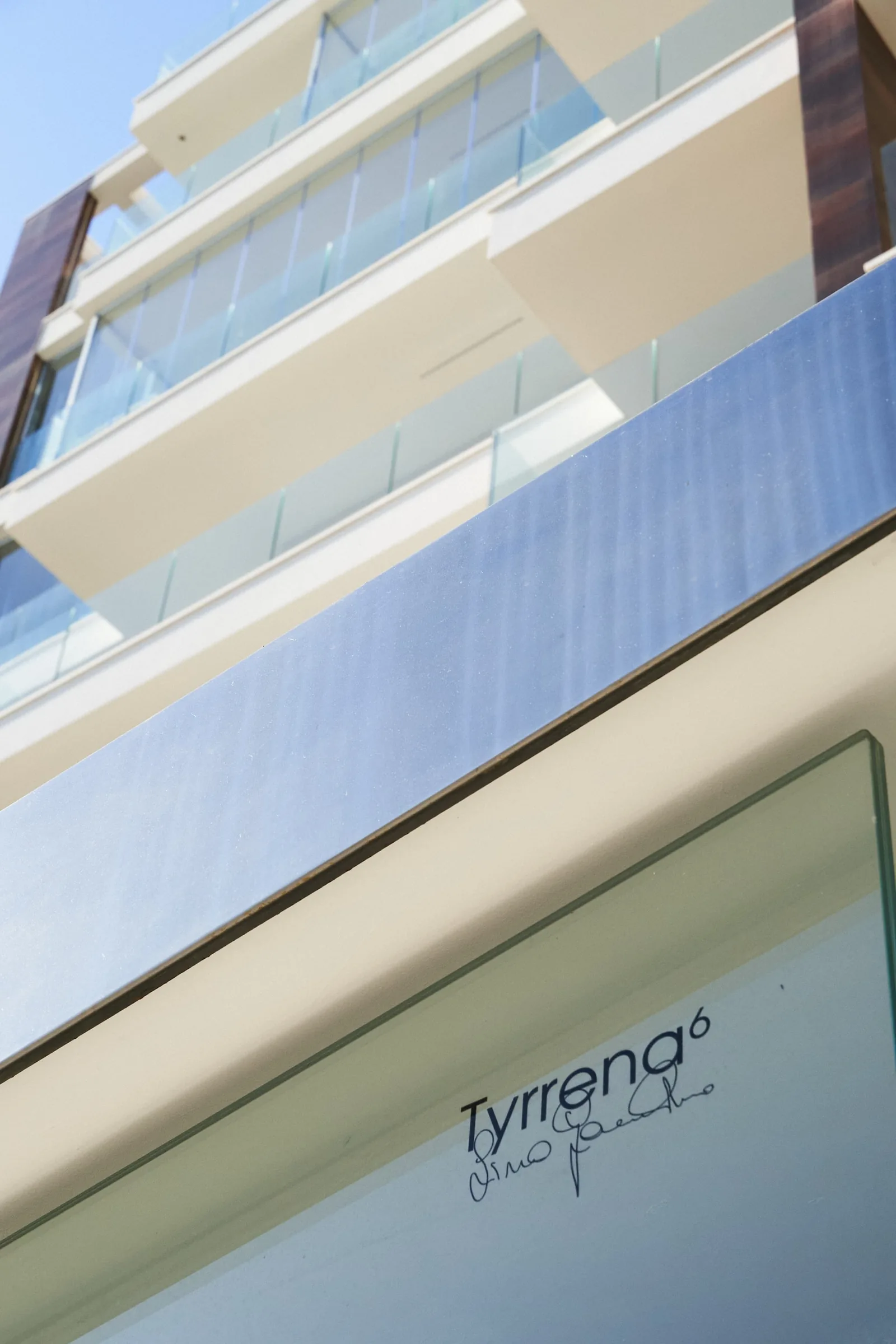 Tyrrena 6 — dettaglio della facciata